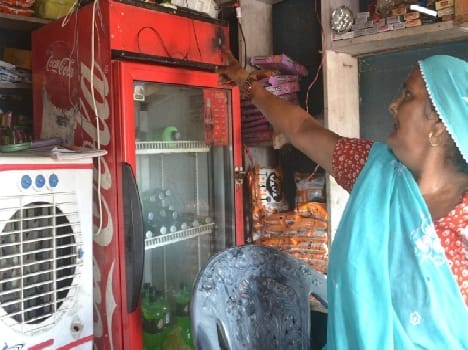 11 thousand volt wire break, current affected three persons