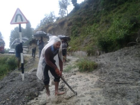 jammu srinagar highway cloesed due to heavy rain
