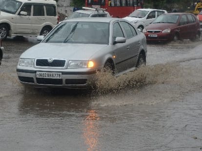 jammu srinagar highway cloesed due to heavy rain
