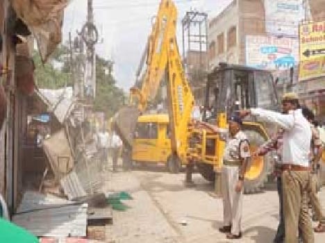 From Pandeypur- Sarnath route bulldozers delete wrong home