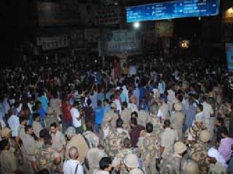 In Kashi immersions struggle, lathi charge