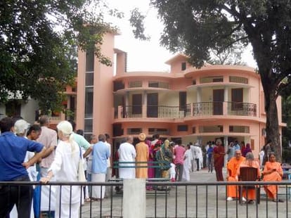 swami Dayanand saraswati passes away.