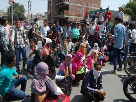 students jam Highway due to not opening account