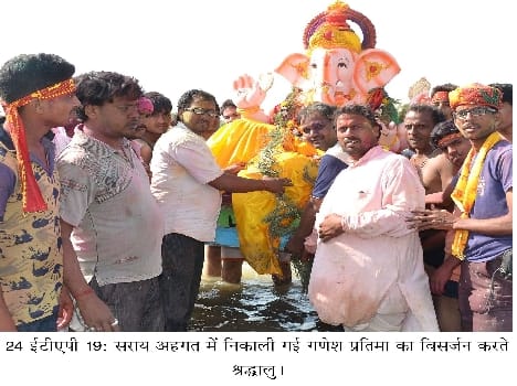 ganpati procession, devoties dancing