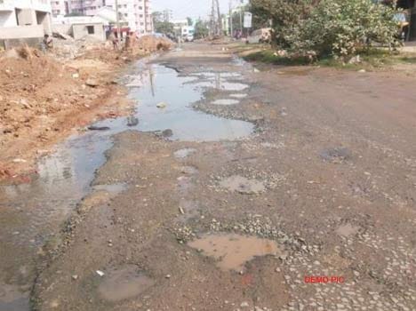 Pothole kills woman; daughter booked for dangerous driving