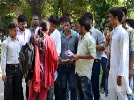 Student leaders dare not to remove hoardings