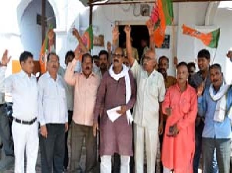 Burned the effigy of the chief charge against staff Bajpaiyon