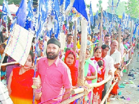 nishan chadhane ke liye umadi bhid
