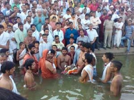 Saints Ganesh statue in a Ganga dispersing the