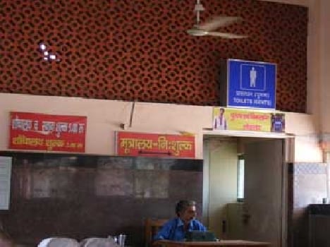  Extort money from travelers at the station is
