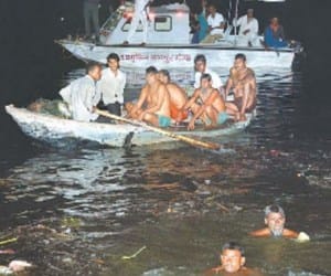 boat is turned in ganga, 2 people died