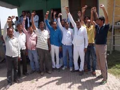 Against the power Cuts people siege of Jiynpur Substation 