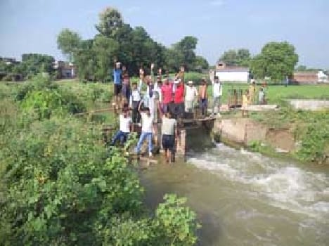 agitation Near the broken bridge 