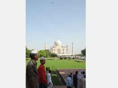 Aircraft in No fly zone above taj mahal - Air security broken