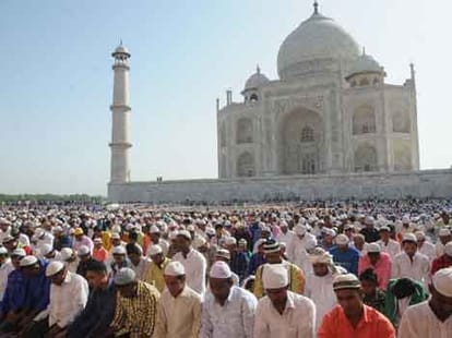 Aircraft in No fly zone above taj mahal - Air security broken