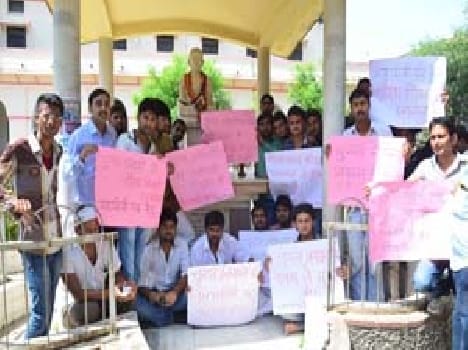 Standoff against student leaders demonstrate