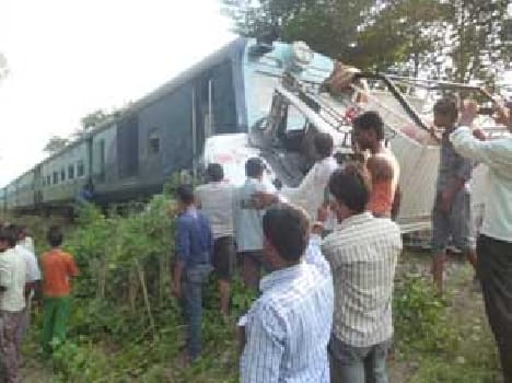 Relbs collision of pickup , three injured