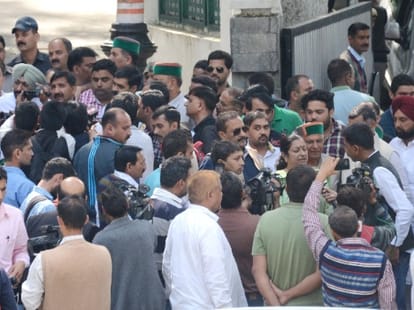 congress mla meeting at cm virbhadra residence after cbi raid.