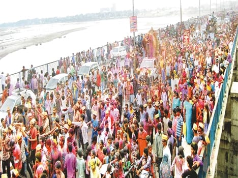 Devotees danced on Ganpati Bappa farewell