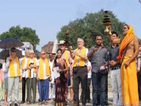 Ganga Aarti joined the staff, cleaning worked hand