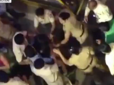 women constables slap devotee for using VIP gate