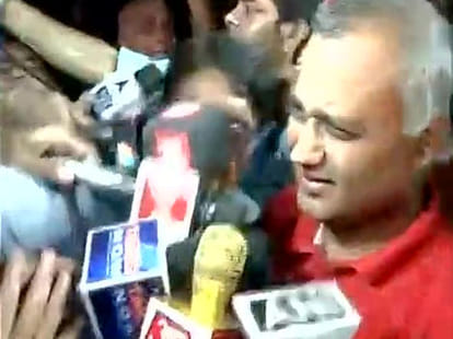 Somnath Bharti surrender to Police Station.