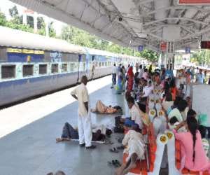 train engine fail, one hours was halted dadar express