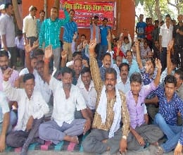 Joined the protest Pilibhit The contract electricity workers