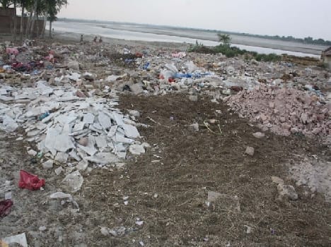 garbage dumping on the bank of yamuna