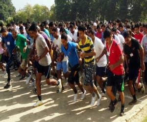 25 police personnel fell down in race, one died.