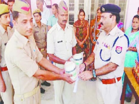 Two crooks caught robbing fled after killing tractor