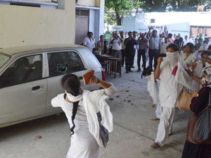 lady teachers beaten by angry girls in college