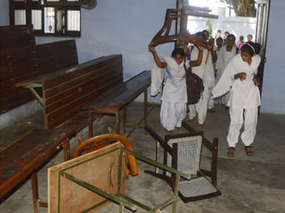 lady teachers beaten by angry girls in college