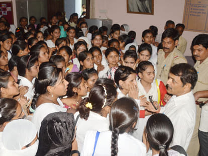 lady teachers beaten by angry girls in college