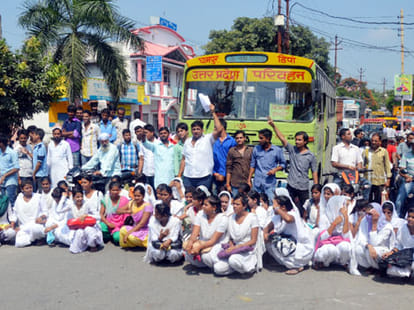 lady teachers beaten by angry girls in college