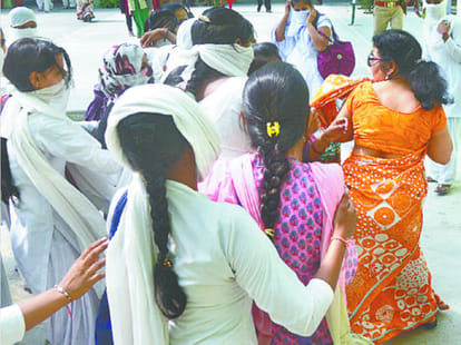 lady teachers beaten by angry girls in college