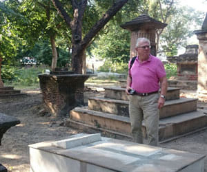 robin searched his grandfather grave by internet and reached to india
