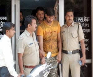youth caught making MMS in guest house at rishikesh.