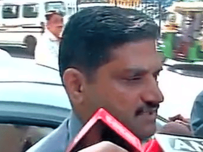 Manish Sisodia gave advertising contracts to his relatives?