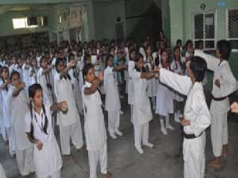 Punch, kick the students proficient in Difeens