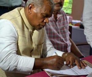 defernce between manjhi's nomination forms in five days