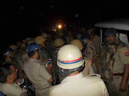 people beaten police just because of a rumor
