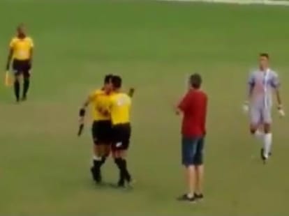 Referee pulls out gun during Brazilian football match