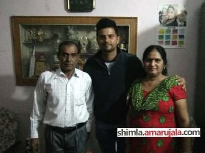 a fan give special gift to dhoni.