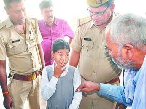 2nd standerd girl kidnap from school gate