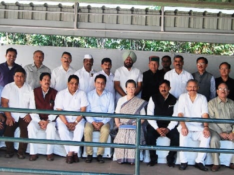 Himachal Congress leaders meet sonia gandhi, back CM Virbhadra Singh.