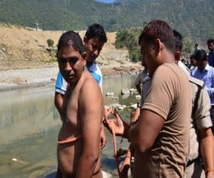 dead body found of medical student in alaknanda.