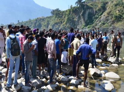 two medical student drowned in alaknanda.