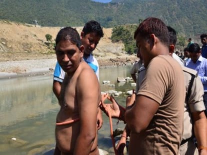 two medical student drowned in alaknanda.