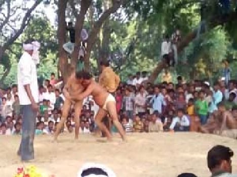 Mirganj Bhathr the village try to defeating each other in the Cirque wrestler .